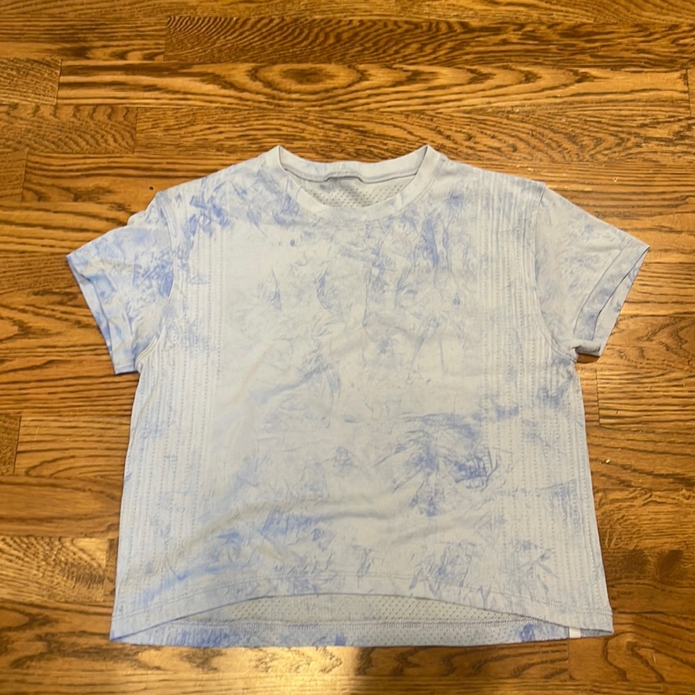 Lululemon Trained to be short-sleeve shirt small, blue loose stops at waistband